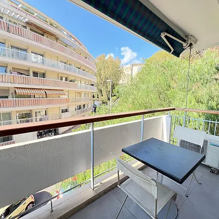 Moderne Avec Terrasse, Centre Канны